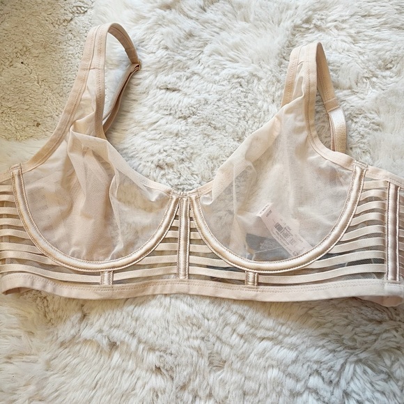 NWT Victoria’s Secret Sheer Plunge Bra 32C - Picture 5 of 5